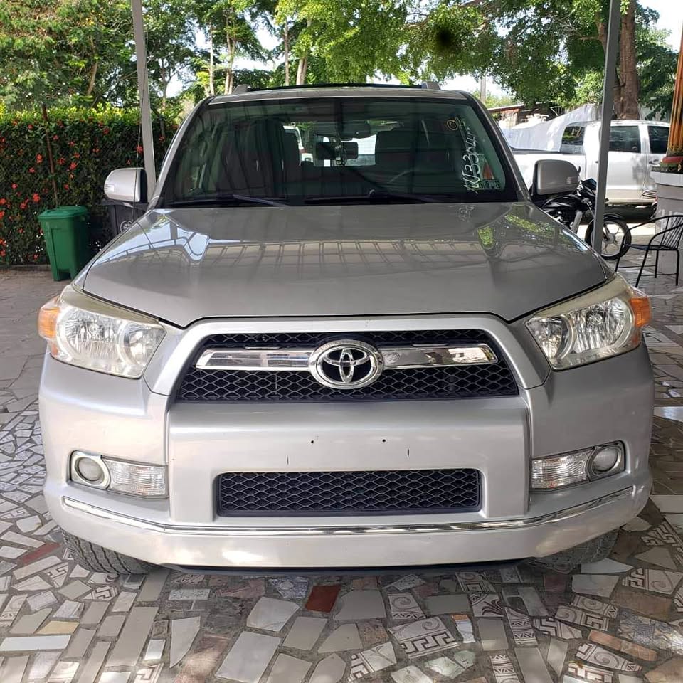 Toyota 4Runner SR5 2015 — 110 000 miles