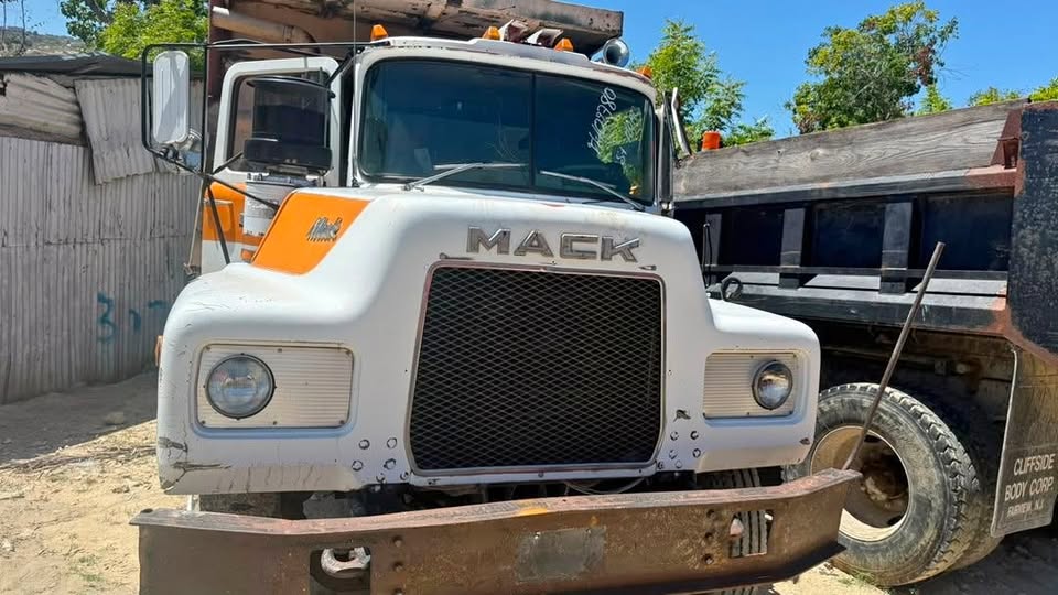Camion Mack 1986 — Saint-Marc