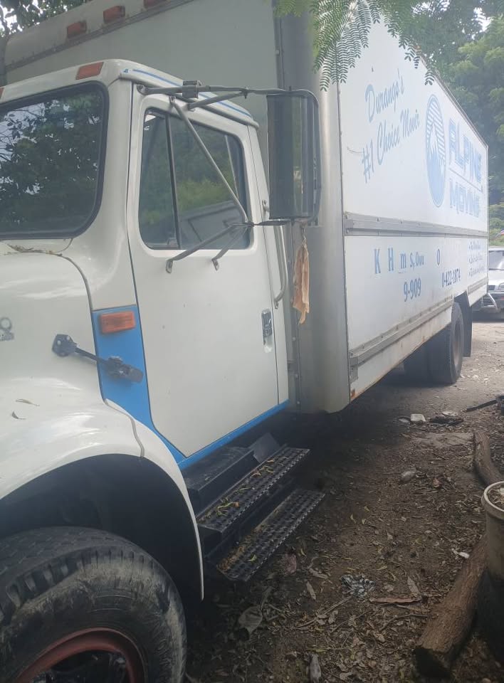 Camion fourgon International 6 roues — Saint-Marc