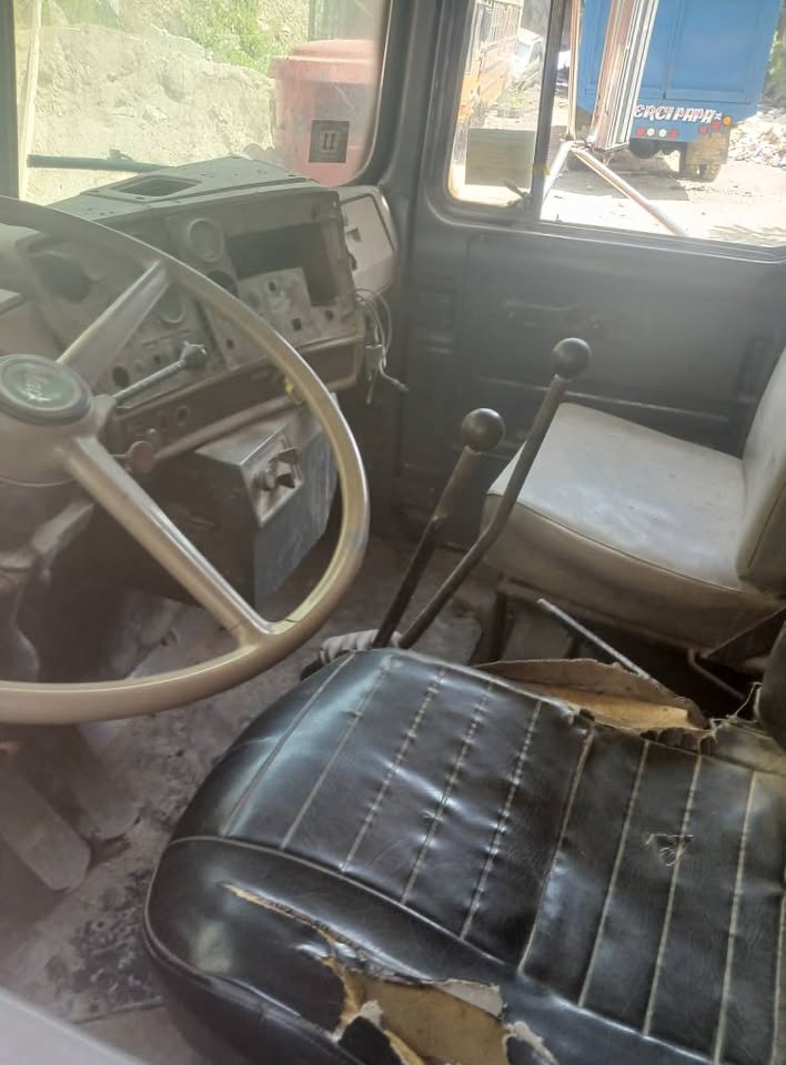 Camion Mack 6 roues — Saint-Marc