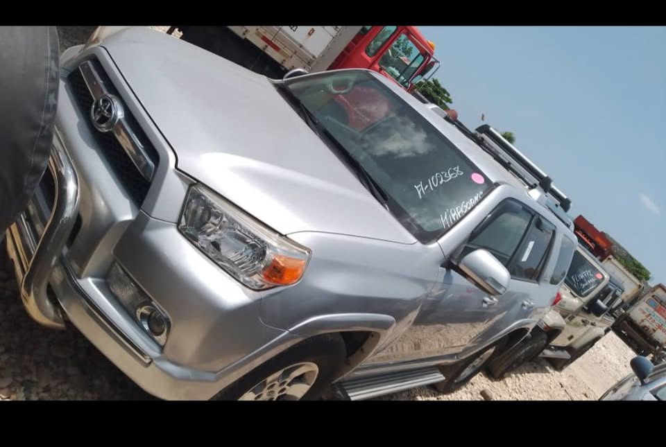 Toyota 4Runner argenté dédouané — Saint-Marc
